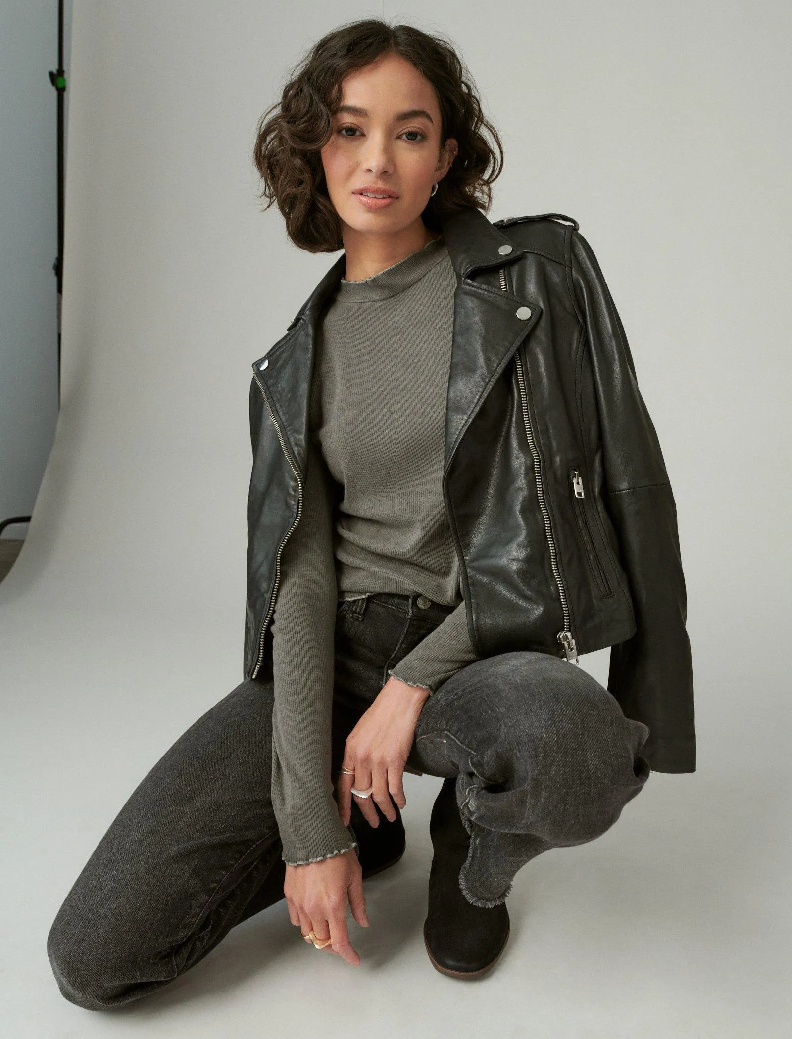 Lucky Brand Schicht-Mockneck-Rippenoberteil Asphalt Lucky Brand