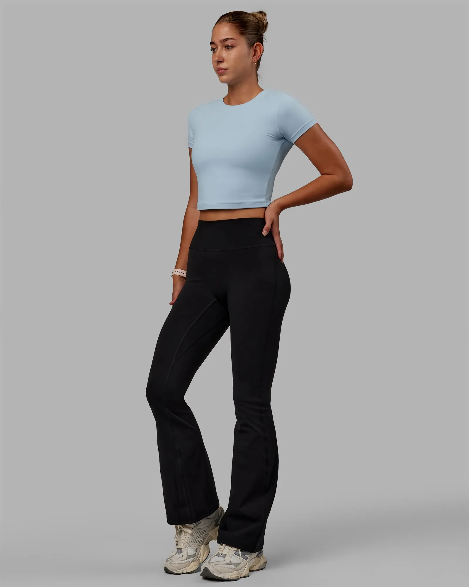 Basic T-Shirt mit Crop-Schnitt - Gletscherblau