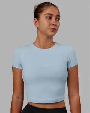 Basic T-Shirt mit Crop-Schnitt - Gletscherblau